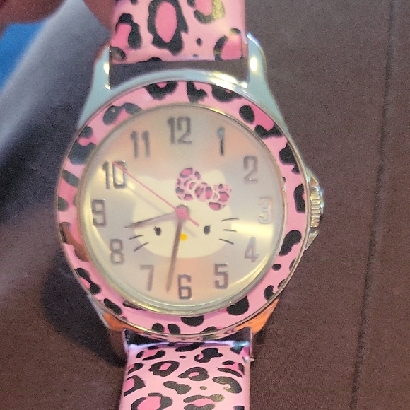 Hello Kitty Pink Leopard Pattern Watch - Picture 3 of 8